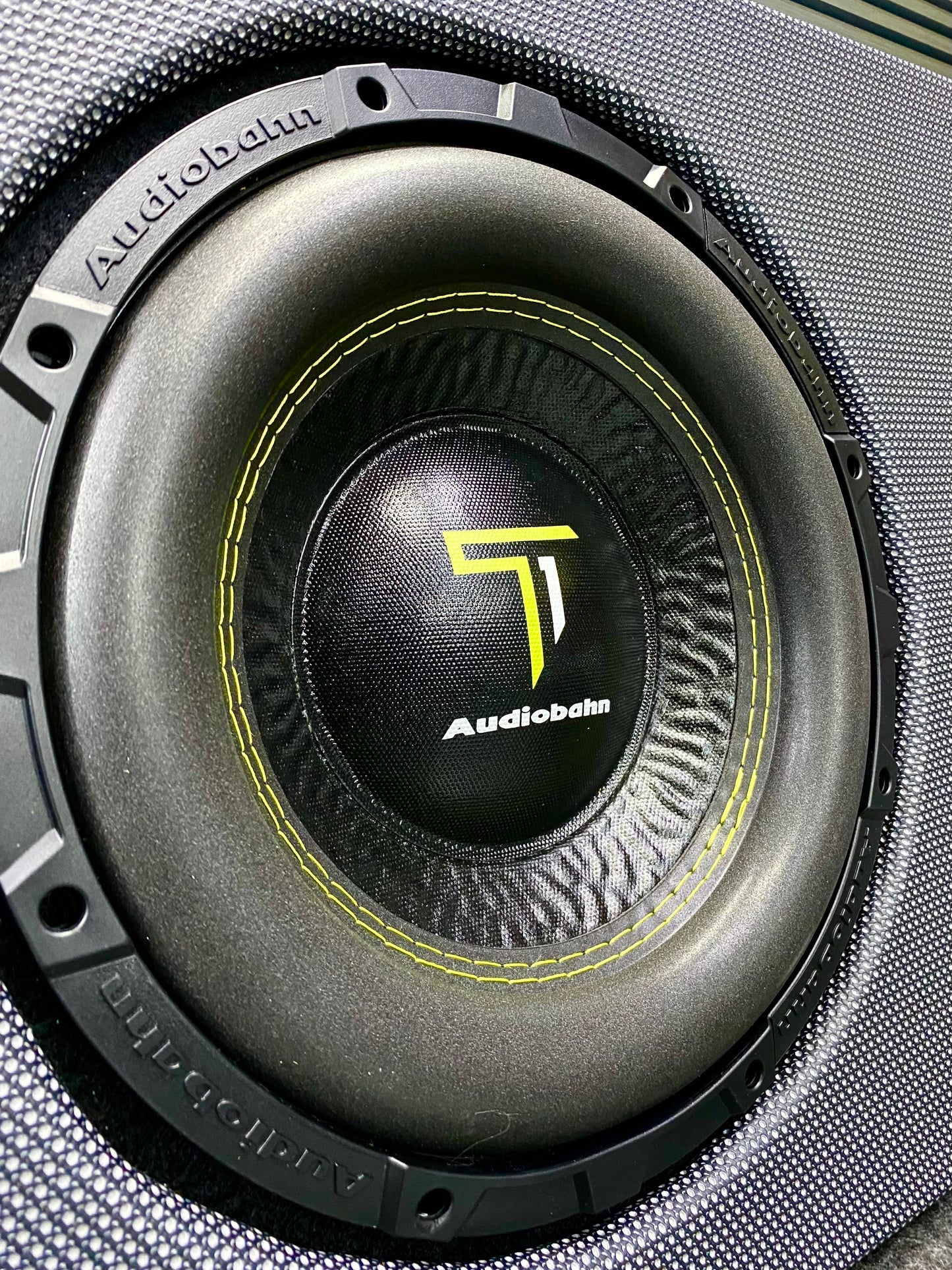 BAJEO EN ESPACIOS REDUCIDOS / AUDIOBAHN / ROCK SERIES / 240226 / DCA